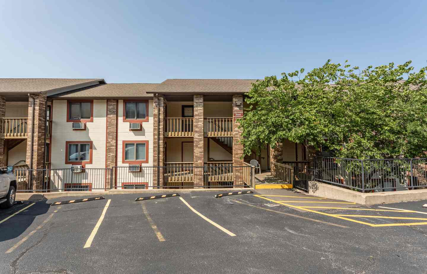 Exterior of Kimberling City Getaway condo building with free parking out front